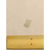 ### 源氏香の雅な文様を、白茶色の上品な着姿に

落ち着いた白茶色の生地に、源氏香の文様を繊細に刺繍した洗える着物です。

源氏香は、香道の組香に由来する伝統的な文様。縦線と横線が織りなす独特の意匠には、古典文学や日本の伝統文化を思わせる雅な趣があります。

やわらかな白茶色に文様が調和し、派手すぎず、地味すぎない上品な着姿を演出します。

古典的な柄を好む方はもちろん、いつもの和装にさりげない個性を取り入れたい方にもおすすめです。

### 京都の職人による繊細な刺繍

厳選した白茶色の生地に、地色に合わせた色糸で源氏香の文様を丁寧に刺繍しました。

総柄刺繍ならではの豊かな表情がありながら、落ち着いた色合いによって全体はすっきりとした印象にまとまっています。

帯や帯揚げなどの小物を変えることで、控えめで品のある装いにも、華やかなコーディネートにもお楽しみいただけます。

### 上品な装いと、お手入れのしやすさを両立

生地には、クラレの光触媒消臭素材「シャインアップ」を採用しました。

汗やタバコなどの気になる臭いへの対策に配慮した素材で、ポリエステル100％のため日常のお手入れがしやすく、シワになりにくいのが特徴です。

お茶会やお稽古、食事会、お出かけなど、着物を着る機会をもっと身近に楽しみたい方にもおすすめします。

### ご自身の寸法に合わせたお仕立ても可能

反物でのご購入はもちろん、袷・単の着物仕立てや羽織仕立てもお選びいただけます。

標準サイズに合わない場合も、できる限りサイズオーダーに対応いたします。身長や裄丈など、ご自身に合った寸法で着物を楽しみたい方もぜひご相談ください。

**白茶色の穏やかな色合いと、源氏香の雅な文様。**

伝統的な和の趣と、日常のおしゃれに取り入れやすい実用性を兼ね備えた、京都きもの工房の洗える刺繍小紋です。

※写真の帯・帯揚げ・帯締めは付属しません。