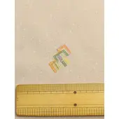 ### 源氏香の雅な文様を、白茶色の上品な着姿に

落ち着いた白茶色の生地に、源氏香の文様を繊細に刺繍した洗える着物です。

源氏香は、香道の組香に由来する伝統的な文様。縦線と横線が織りなす独特の意匠には、古典文学や日本の伝統文化を思わせる雅な趣があります。

やわらかな白茶色に文様が調和し、派手すぎず、地味すぎない上品な着姿を演出します。

古典的な柄を好む方はもちろん、いつもの和装にさりげない個性を取り入れたい方にもおすすめです。

### 京都の職人による繊細な刺繍

厳選した白茶色の生地に、地色に合わせた色糸で源氏香の文様を丁寧に刺繍しました。

総柄刺繍ならではの豊かな表情がありながら、落ち着いた色合いによって全体はすっきりとした印象にまとまっています。

帯や帯揚げなどの小物を変えることで、控えめで品のある装いにも、華やかなコーディネートにもお楽しみいただけます。

### 上品な装いと、お手入れのしやすさを両立

生地には、クラレの光触媒消臭素材「シャインアップ」を採用しました。

汗やタバコなどの気になる臭いへの対策に配慮した素材で、ポリエステル100％のため日常のお手入れがしやすく、シワになりにくいのが特徴です。

お茶会やお稽古、食事会、お出かけなど、着物を着る機会をもっと身近に楽しみたい方にもおすすめします。

### ご自身の寸法に合わせたお仕立ても可能

反物でのご購入はもちろん、袷・単の着物仕立てや羽織仕立てもお選びいただけます。

標準サイズに合わない場合も、できる限りサイズオーダーに対応いたします。身長や裄丈など、ご自身に合った寸法で着物を楽しみたい方もぜひご相談ください。

**白茶色の穏やかな色合いと、源氏香の雅な文様。**

伝統的な和の趣と、日常のおしゃれに取り入れやすい実用性を兼ね備えた、京都きもの工房の洗える刺繍小紋です。

※写真の帯・帯揚げ・帯締めは付属しません。