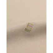 ### 源氏香の雅な文様を、白茶色の上品な着姿に

落ち着いた白茶色の生地に、源氏香の文様を繊細に刺繍した洗える着物です。

源氏香は、香道の組香に由来する伝統的な文様。縦線と横線が織りなす独特の意匠には、古典文学や日本の伝統文化を思わせる雅な趣があります。

やわらかな白茶色に文様が調和し、派手すぎず、地味すぎない上品な着姿を演出します。

古典的な柄を好む方はもちろん、いつもの和装にさりげない個性を取り入れたい方にもおすすめです。

### 京都の職人による繊細な刺繍

厳選した白茶色の生地に、地色に合わせた色糸で源氏香の文様を丁寧に刺繍しました。

総柄刺繍ならではの豊かな表情がありながら、落ち着いた色合いによって全体はすっきりとした印象にまとまっています。

帯や帯揚げなどの小物を変えることで、控えめで品のある装いにも、華やかなコーディネートにもお楽しみいただけます。

### 上品な装いと、お手入れのしやすさを両立

生地には、クラレの光触媒消臭素材「シャインアップ」を採用しました。

汗やタバコなどの気になる臭いへの対策に配慮した素材で、ポリエステル100％のため日常のお手入れがしやすく、シワになりにくいのが特徴です。

お茶会やお稽古、食事会、お出かけなど、着物を着る機会をもっと身近に楽しみたい方にもおすすめします。

### ご自身の寸法に合わせたお仕立ても可能

反物でのご購入はもちろん、袷・単の着物仕立てや羽織仕立てもお選びいただけます。

標準サイズに合わない場合も、できる限りサイズオーダーに対応いたします。身長や裄丈など、ご自身に合った寸法で着物を楽しみたい方もぜひご相談ください。

**白茶色の穏やかな色合いと、源氏香の雅な文様。**

伝統的な和の趣と、日常のおしゃれに取り入れやすい実用性を兼ね備えた、京都きもの工房の洗える刺繍小紋です。

※写真の帯・帯揚げ・帯締めは付属しません。