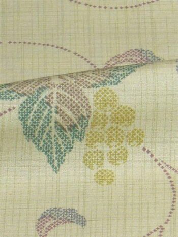 A tsumugi kimono woven in Tango, featuring an arabesque pattern in green