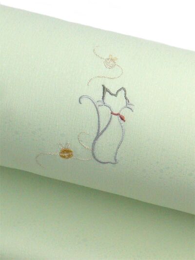 洗える着物 刺繍小紋 猫柄 薄ひわ色（薄緑系） 光触媒消臭