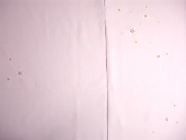 洗える着物 付下げ 刺繍 さくら色地に雪の結晶 前身頃とおくみ