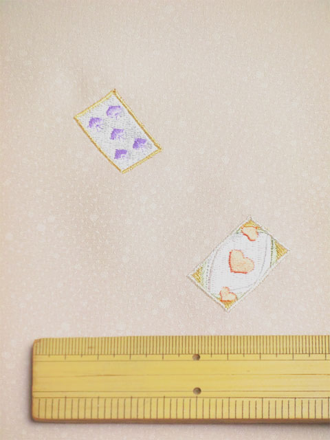 洗える着物 刺繍 白茶地にトランプゲーム