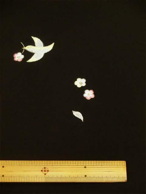 黒地に鳥と花柄刺繍見本 拡大写真1